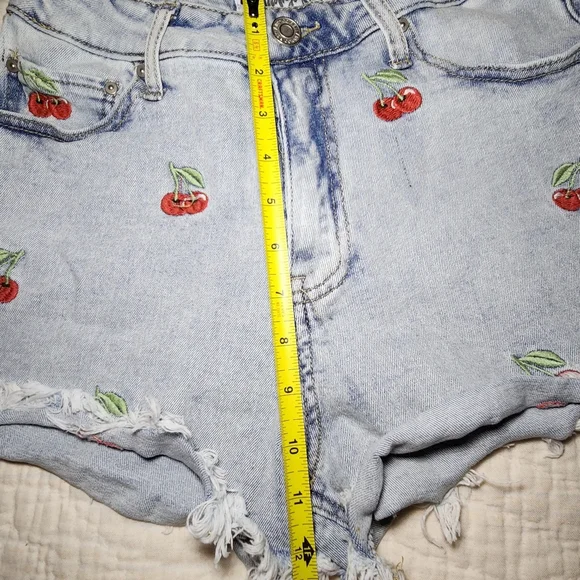 Indigo Rein Juniors Sz 9 High Rise Denim Cutoff Shorts Embroidered Cherries - Picture 4 of 5